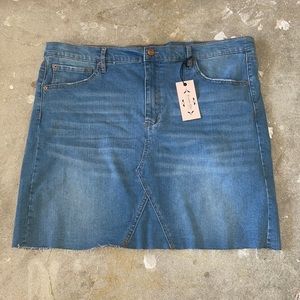 NWT Nanette Lepore Light Wash Denim Jean Skirt Size 16